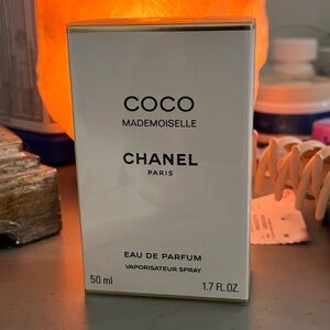 CHANEL Coco Mademoiselle Eau de Parfum in Pink and White